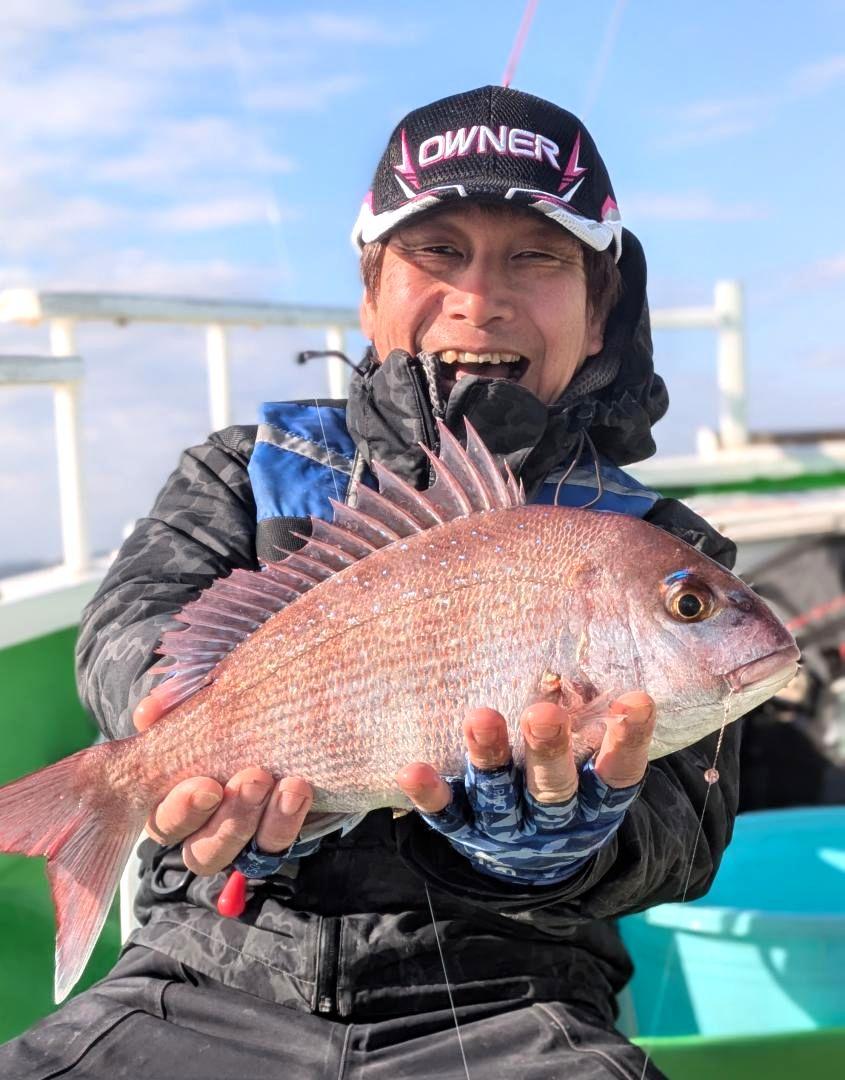 釣り上げた本命マダイに、思わず笑みがこぼれる