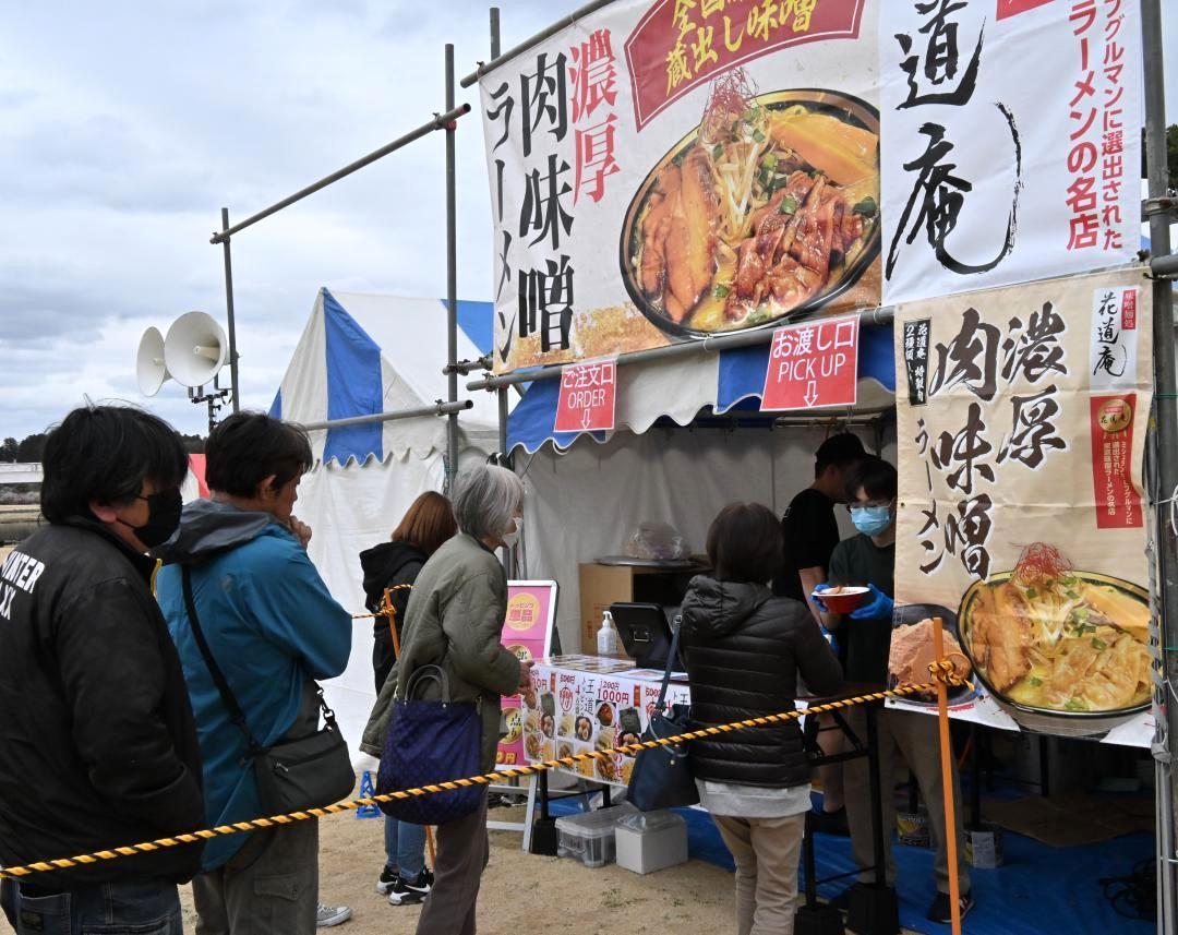 初日から多くのラーメンファンが訪れた「スープと麺フェスティバル」=水戸市見川町