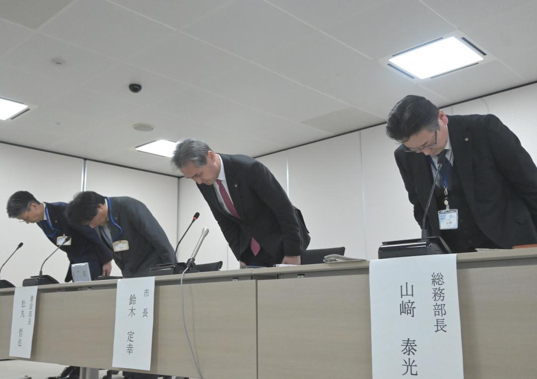 常陸大宮市職員の逮捕を受け、記者会見で謝罪をする鈴木定幸市長(右から2人目)ら市幹部=同市中富町