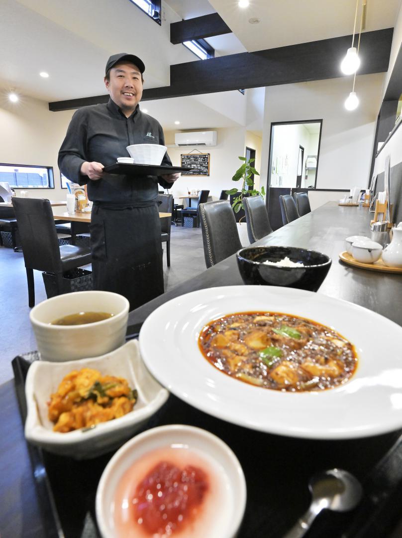 県産食材にこだわった本格的な中華料理を手がけるオーナーシェフの菊池裕さん=茨城町小鶴