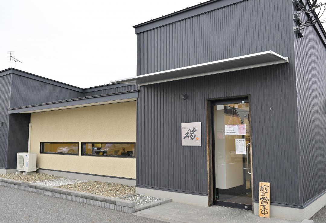 黒を基調としたモダンな外観