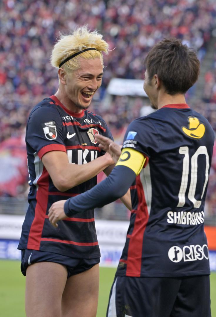 鹿島-東京V　前半26分、先制点を決め仲間と笑顔で喜ぶ鹿島・鈴木(左)=メルカリスタジアム