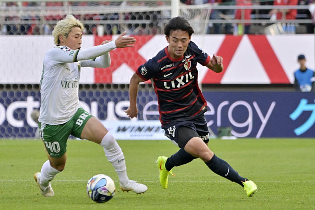 鹿島-東京V　前半12分、相手の守備をかわす鹿島・溝口(右)=メルカリスタジアム
