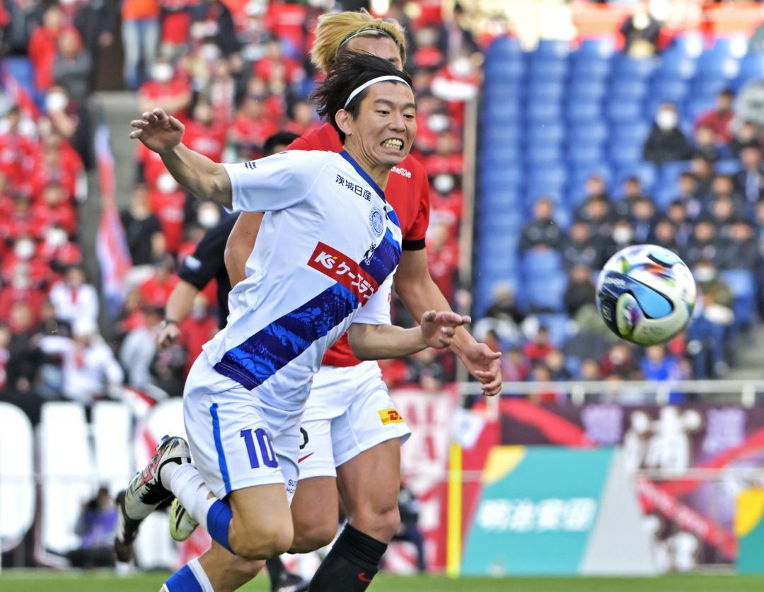 浦和-水戸　前半21分、ボールを追う水戸・渡辺(10)=埼玉スタジアム