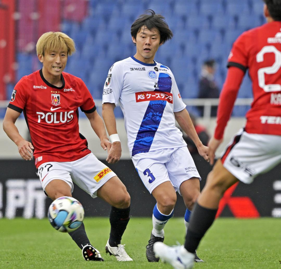 浦和-水戸　後半34分、パスを出す水戸・大崎(3)=埼玉スタジアム