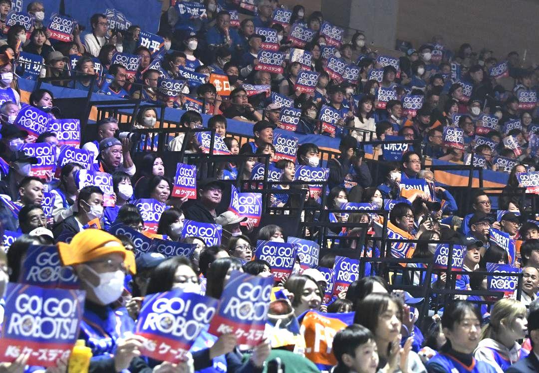 アダストリアみとアリーナ改修後初のホーム戦で声援を送る観客たち=水戸市緑町