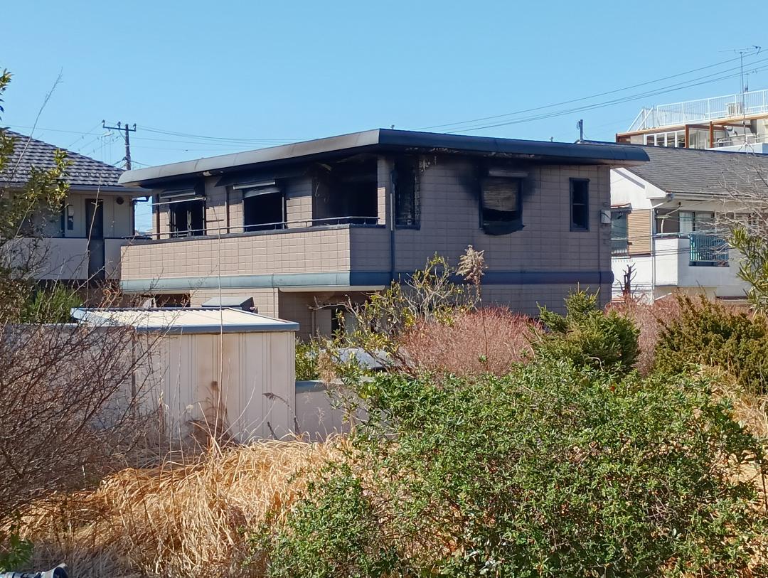 2人の死亡が確認された火災現場の住宅=取手市井野台