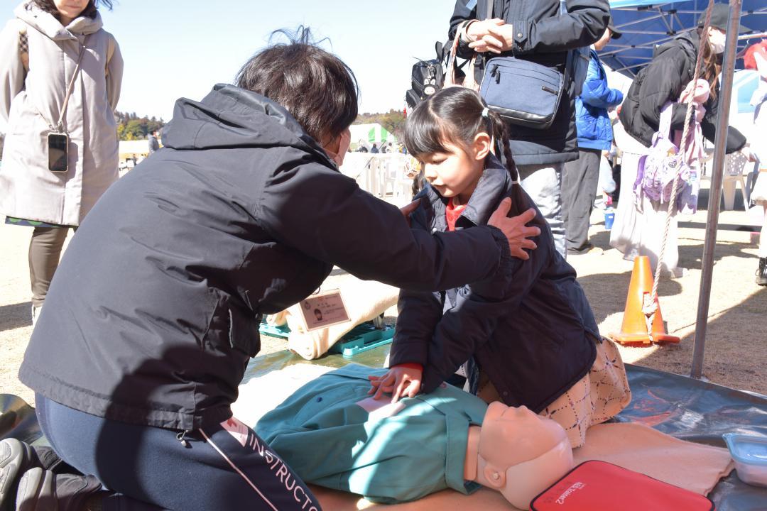 災害時に役立つ救命措置を学ぶ子ども=水戸市千波町