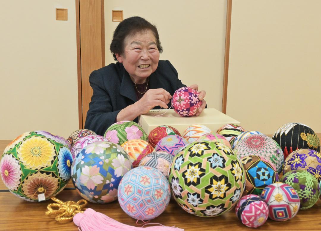 「常陸てまり」制作の指導に当たってきた二川良子さん=水戸市新荘