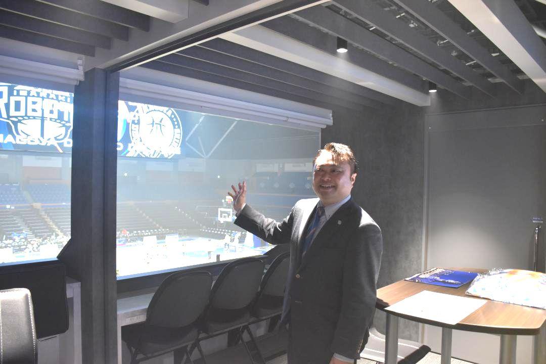 スイートルームをはじめとしたホスピタリティエリアを案内するロボッツの川崎篤之社長=水戸市緑町