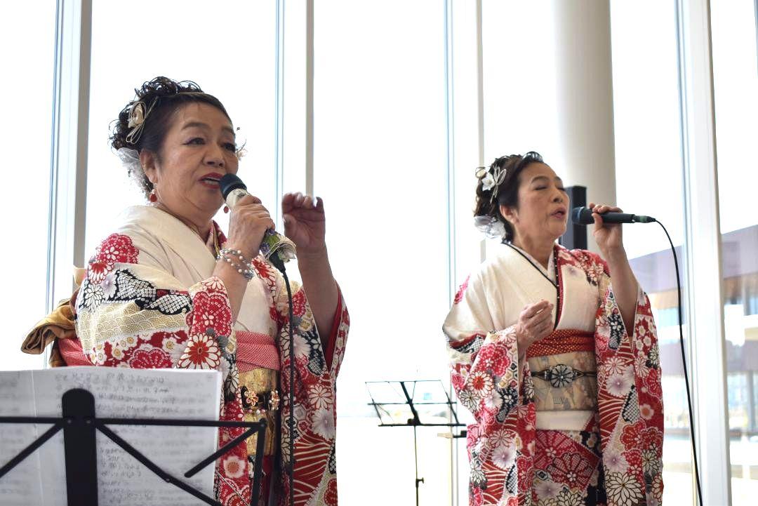 コンサートで歌う守家文子さん(左)と城下和子さん姉妹=福島県双葉町