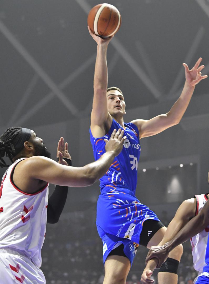 ロボッツ-名古屋D　第1クオーター、内角に切り込むロボッツのシュナイダー(右)=アダストリアみとアリーナ