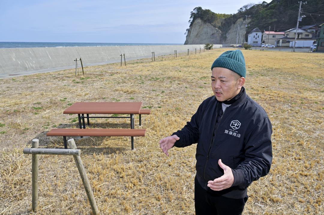 防災集団移転後に整備された広場で、震災当時を振り返る斎藤朋弘さん=北茨城市平潟町