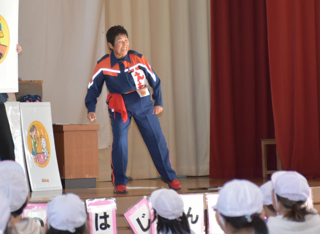 歌と踊りを交えながら災害時の対応を伝える江森美千代さん=北茨城市関南町