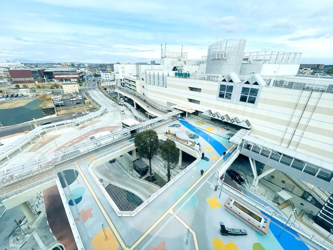 取手駅西口ペデストリアンデッキに描かれた絵(取手市提供)