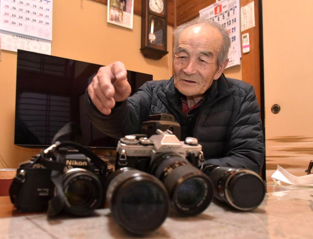 兄が愛用していたカメラを見つめる平塚信次さん=北茨城市磯原町