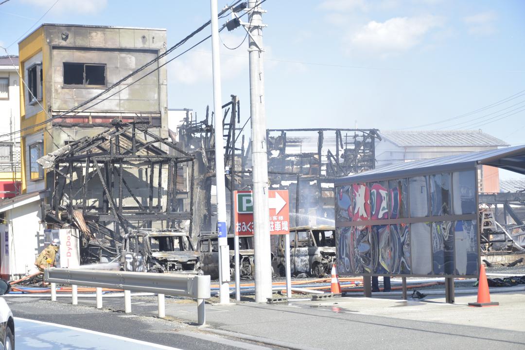 住宅や倉庫など8棟が燃え車13台を焼いた火災現場=12日午後1時ごろ、北茨城市中郷町下桜井