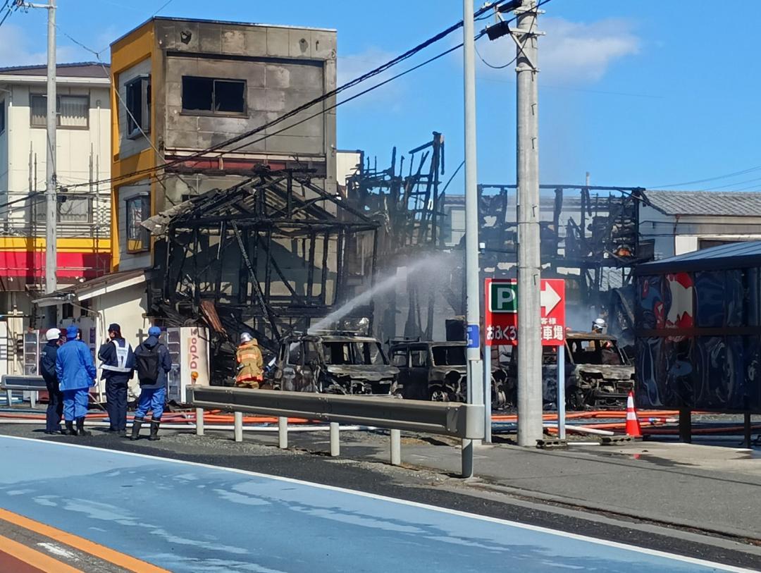 消火活動が続く火災現場=北茨城市内