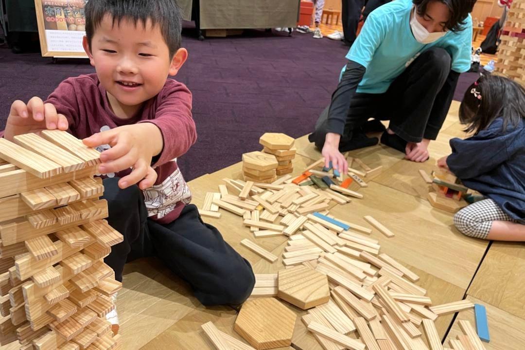 昨年開かれたフェスタの「木のおもちゃ広場」で遊ぶ子ども=水戸市内