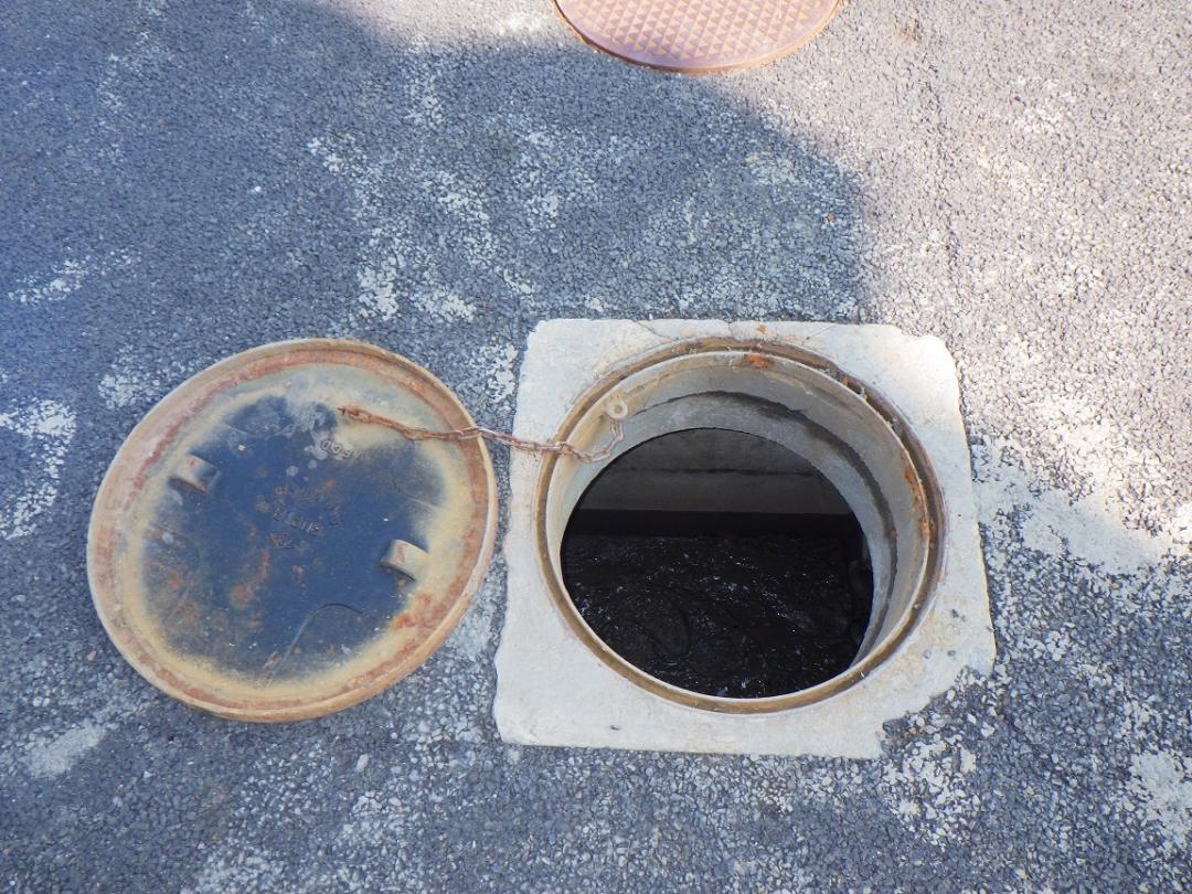 銅線ケーブルが盗まれた学校敷地内のマンホール(県警提供)