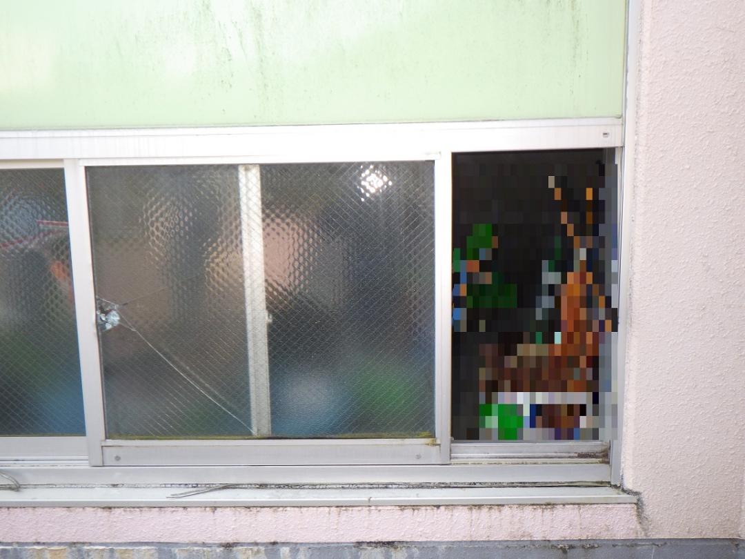 侵入箇所の校舎１階の窓ガラス（県警提供）