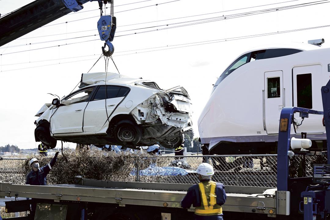 線路から運び出される事故車両=13日午前11時11分、水戸市内原町(画像の一部を加工しています)