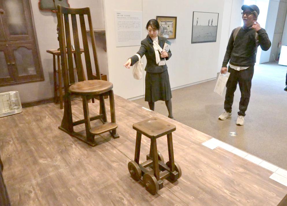 吉田璋也がデザインし、自らの医院で実際に使用した患者用診察椅子(左)と医者用椅子=笠間市笠間