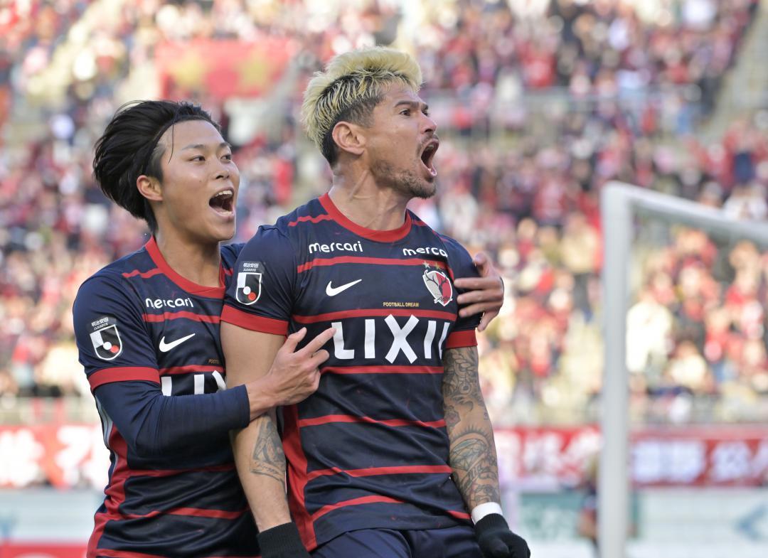 鹿島-川崎　後半34分、先制ゴールを決めて喜ぶ鹿島・レオセアラ(右)=メルカリスタジアム