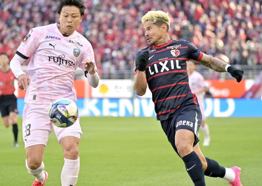 鹿島-川崎　前半15分、突破を図る鹿島・レオセアラ(右)=メルカリスタジアム