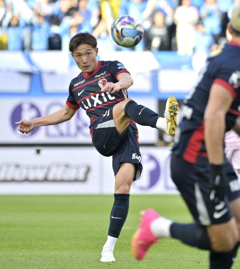 鹿島-川崎　後半24分、パスを出す鹿島・三竿=メルカリスタジアム
