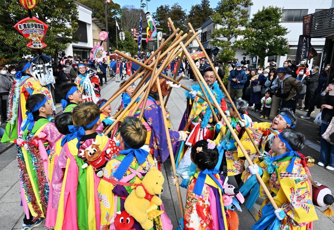 祭頭囃しで威勢良く樫棒を組み鳴らす囃人たち=14日午後、鹿嶋市宮中の鹿島神宮