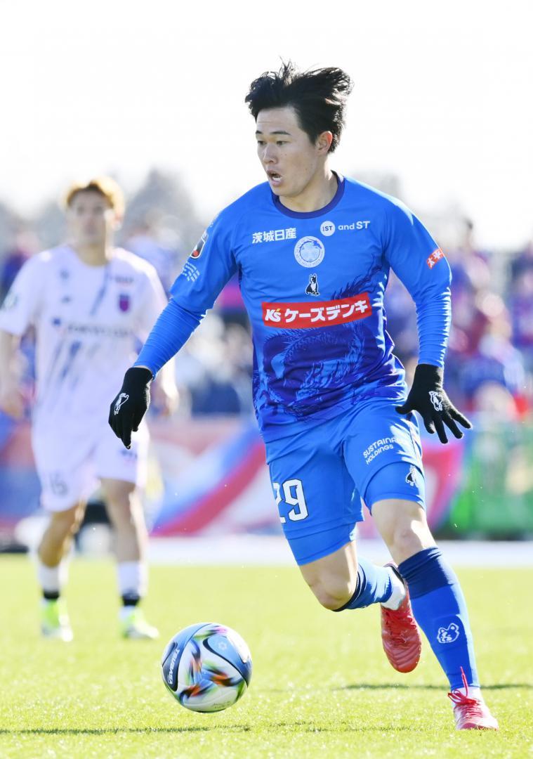 水戸-FC東京　後半3分、ドリブルで攻め上がる水戸・多田=ケーズデンキスタジアム水戸