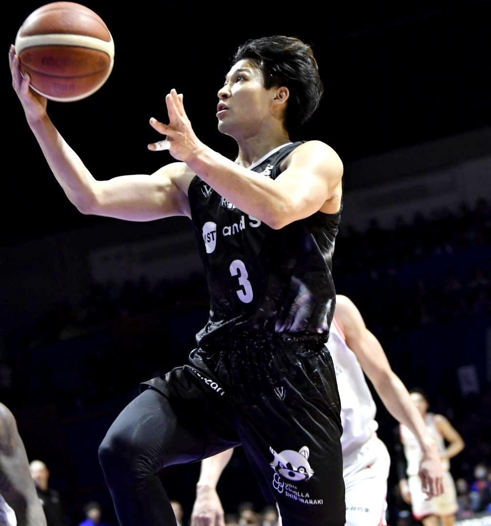 ロボッツ-千葉J　第4クオーター、シュートを決めるロボッツの長谷川=アダストリアみとアリーナ