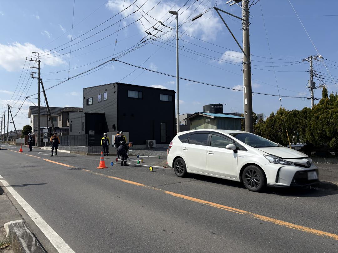 乗用車2台と歩行者3人が絡む事故があった現場を調べる捜査員(画像の一部を加工しています)=水戸市米沢町