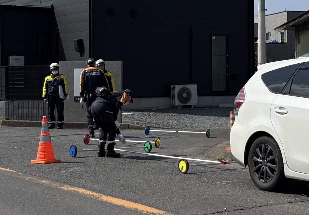 事故現場を調べる捜査員=水戸市米沢町
