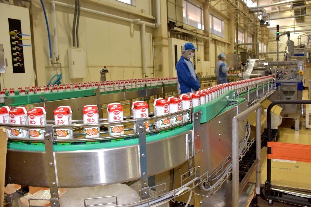 「えひめ飲料」茨城工場の新しい紙容器ライン=常陸太田市岡田町