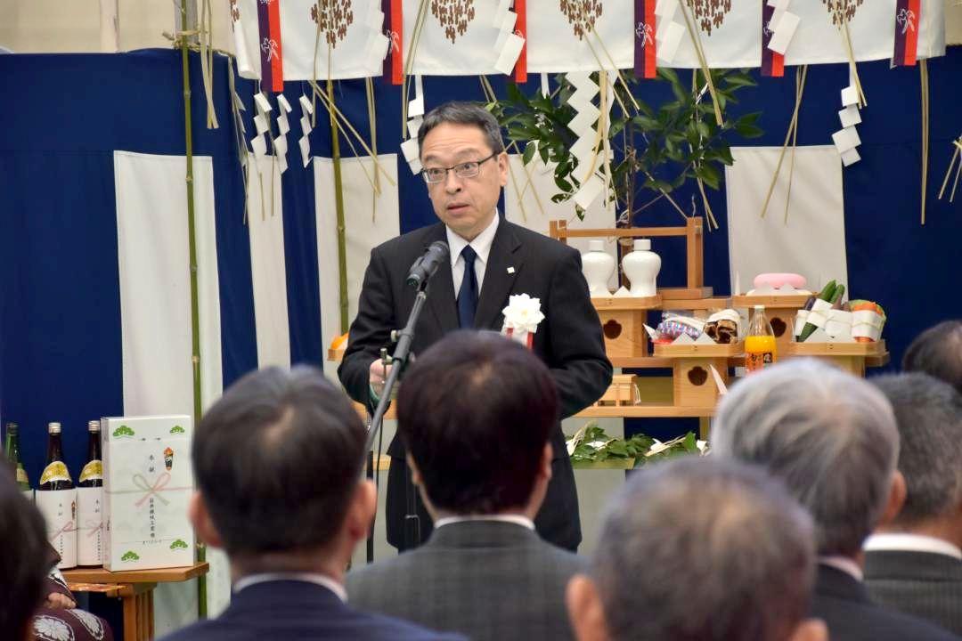 新紙容器ラインの竣工式であいさつする芝亮介社長=常陸太田市岡田町