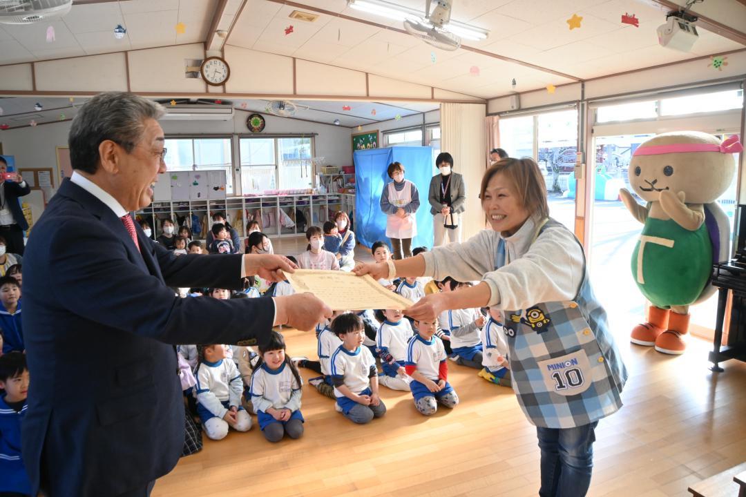 勤続35年目の倉持馨さん(右)に感謝状を手渡す中村修市長=取手市山王