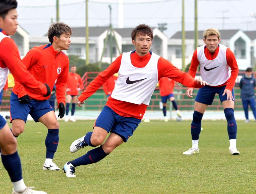 町田戦で活躍が期待されるJ1鹿島の柴崎(中央)=クラブハウスグラウンド