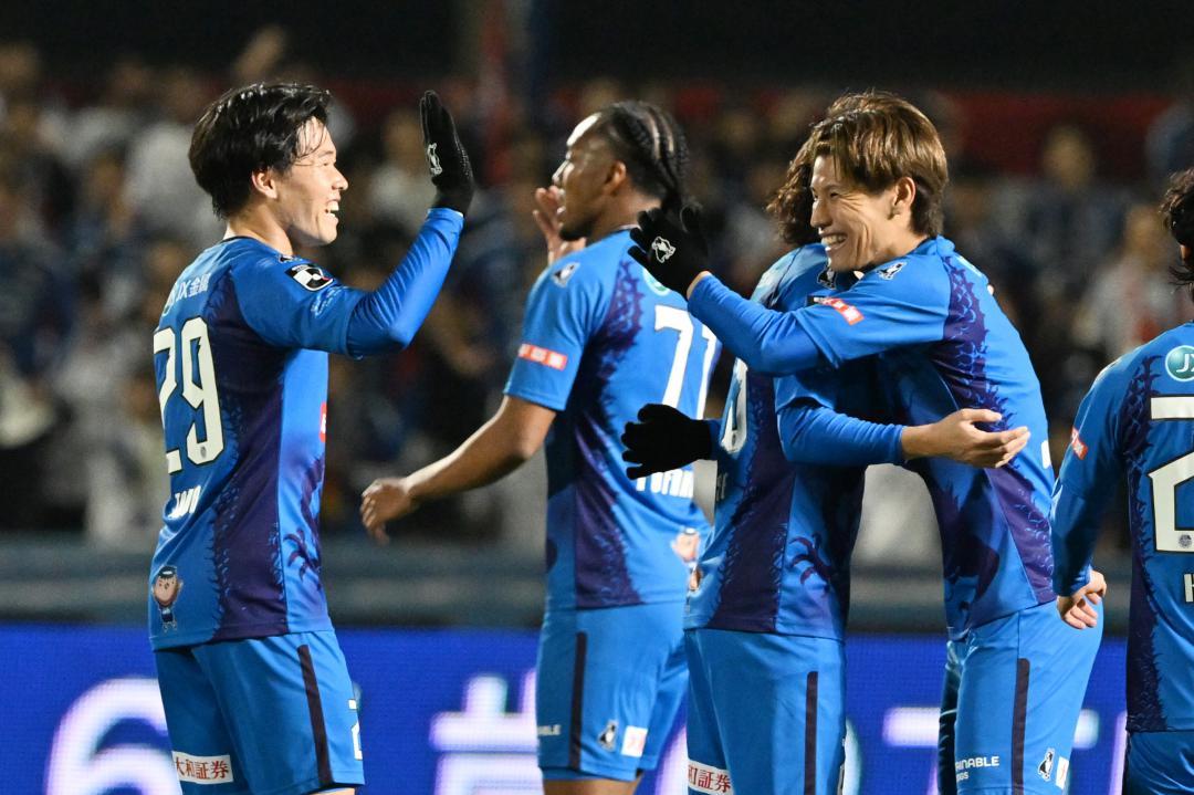 水戸-横浜M　試合終了後、初の勝ち点3に喜ぶ水戸の選手=ケーズデンキスタジアム水戸