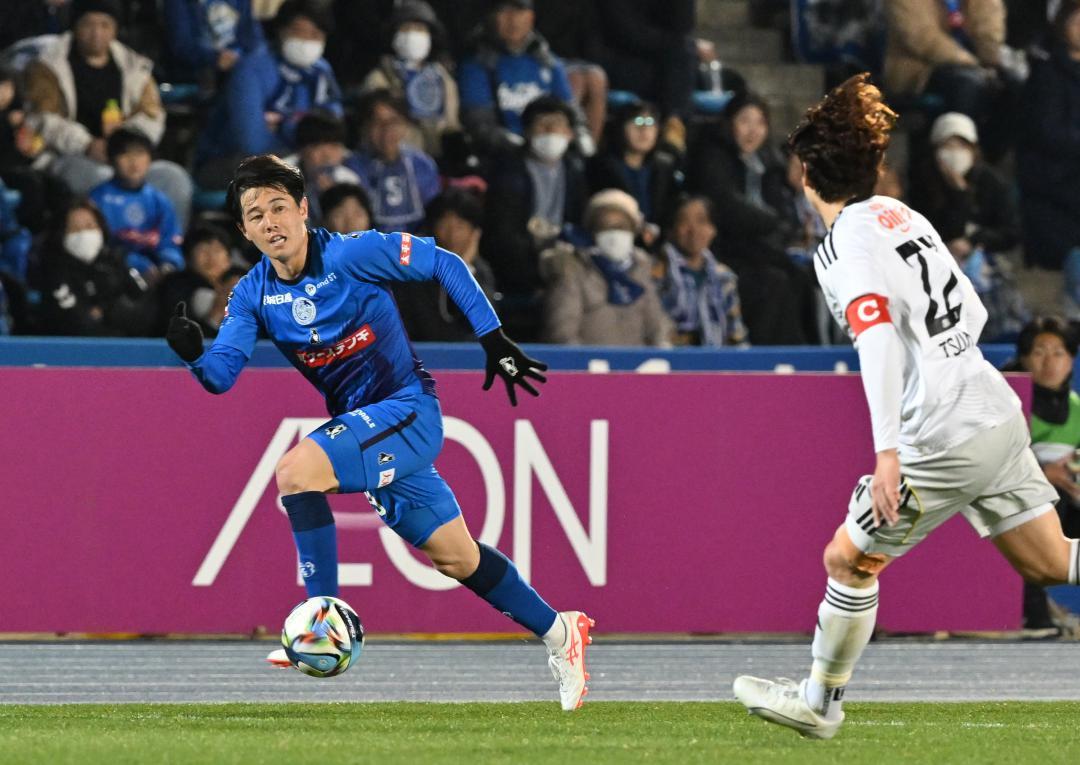水戸-横浜M　後半38分、サイドを駆け上がる水戸・多田(左)=ケーズデンキスタジアム水戸
