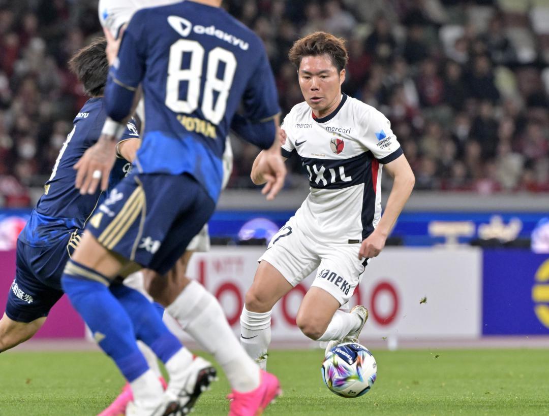 町田-鹿島　前半39分、突破を図る鹿島・松村=MUFGスタジアム