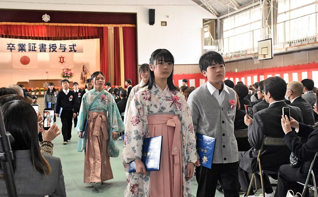 保護者らに見送られながら退場する日立市立櫛形小の最後の卒業生たち=同市十王町