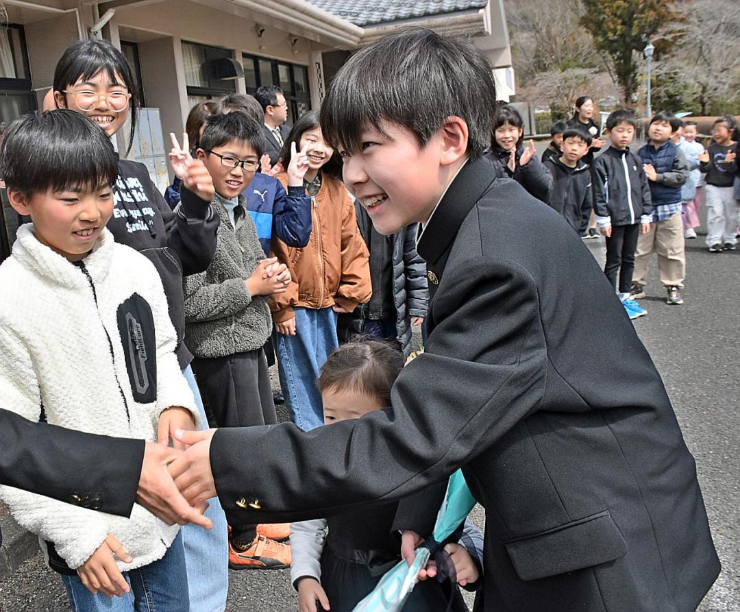 在校生や先生に見送られ学び舎を巣立つ小泉惺成さん=大子町左貫在校生や先生に見送られ学び舎を巣立つ小泉惺成さん=大子町左貫