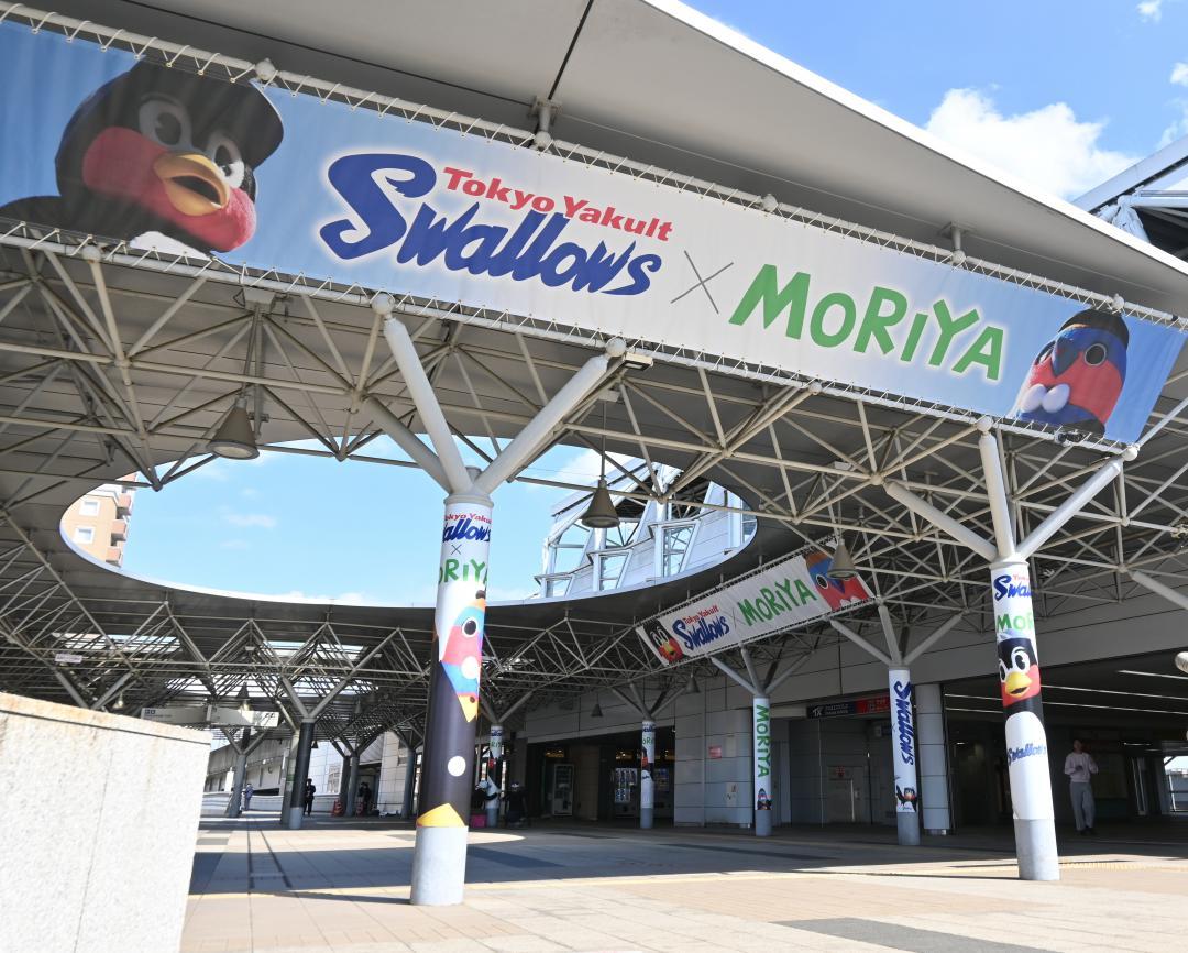 守谷駅自由通路に設置された横断幕や円柱シート