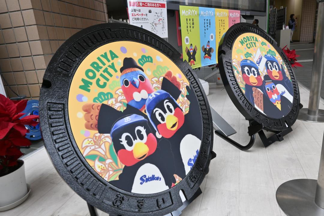 守谷市役所入り口に展示中のマンホールふた