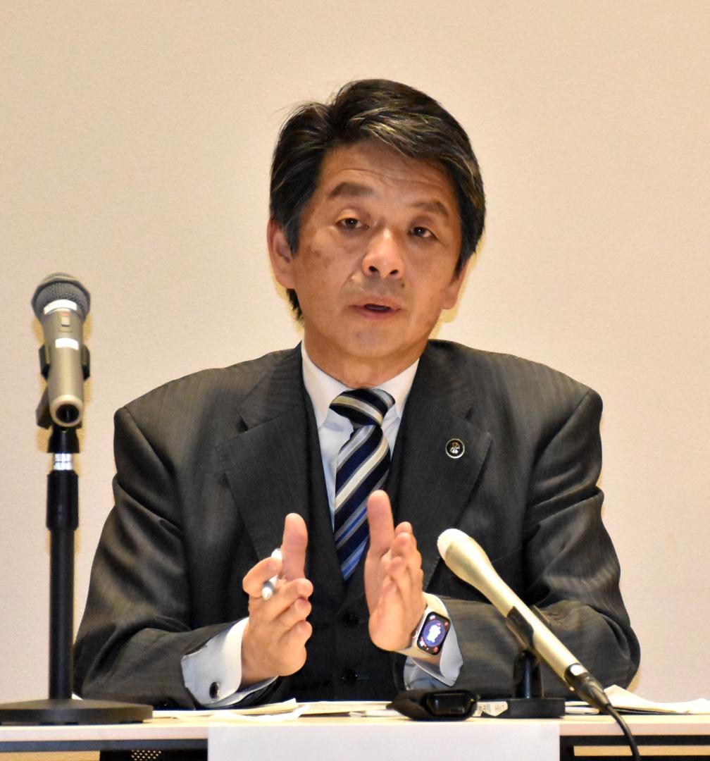 記者会見する石岡市の谷島洋司市長=19日午後6時45分ごろ、同市役所