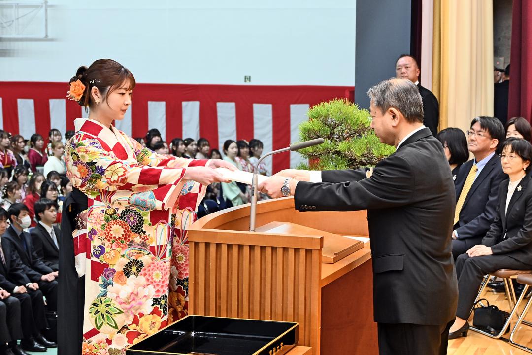 下村裕学長(右)から学位記を授与される卒業生＝水戸市見和の常磐大