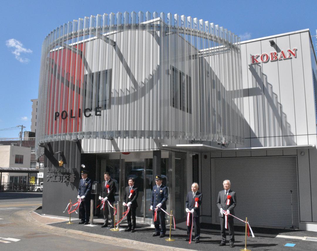 旧交番でなじみのある円筒形のイメージを残した新たな大工町交番=水戸市大工町