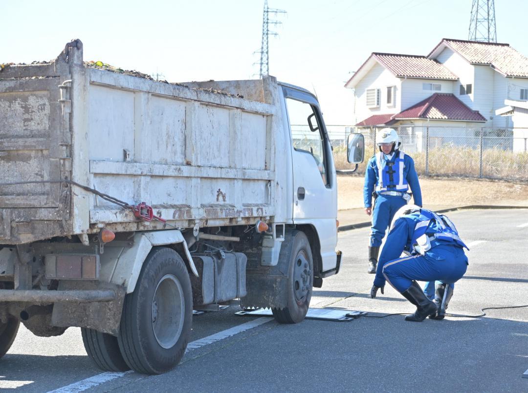 トラックの重量を調べる警察官=2月19日、筑西市舟生